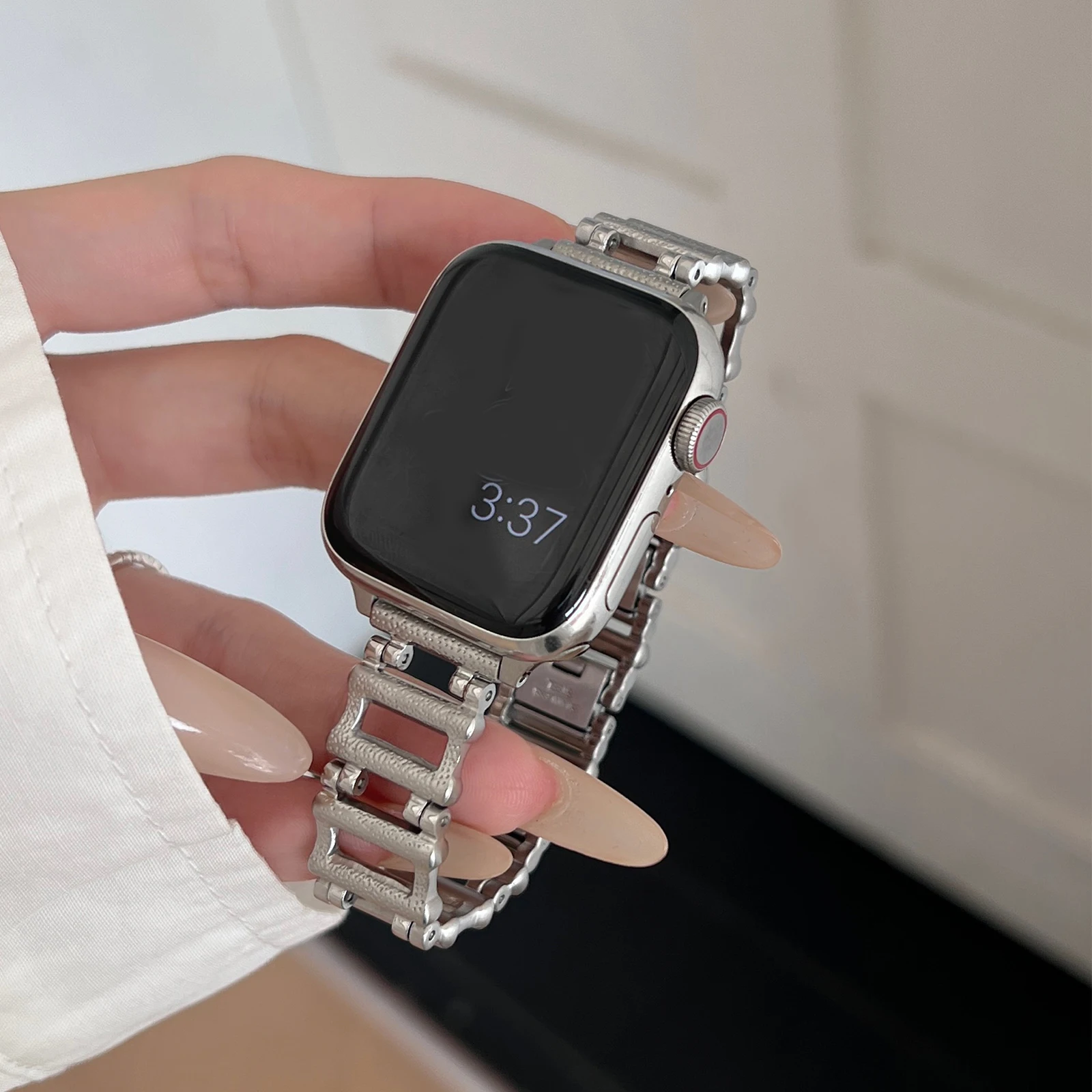 حزام معدني لسوار ساعة أبل للرجال والنساء من الفولاذ المقاوم للصدأ لساعة Iwatch 987654 SE Ultra40 41 44 45 مم خطوات مجوفة للمعصم