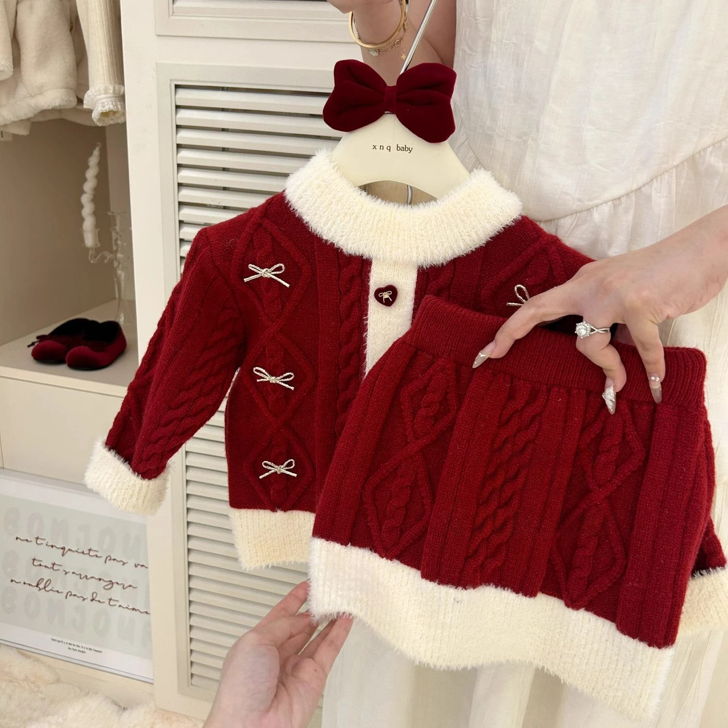 

Korean Children's Clothing 2024 Autumn and Winter Christmas New Year Red Knitted Suit Girls Color Matching Bow Sweater Skirt