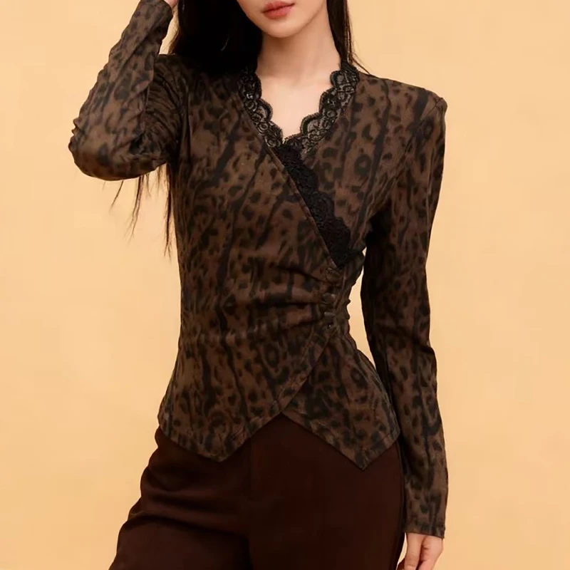 Estilo europeu nova moda feminina topos manga longa leopardo impressão t camisa magro decote em v retalhos camisa de renda