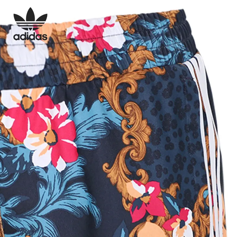 شورت رياضي كاجوال نسائي بخصر مطاطي من Adidas Originals GN8118