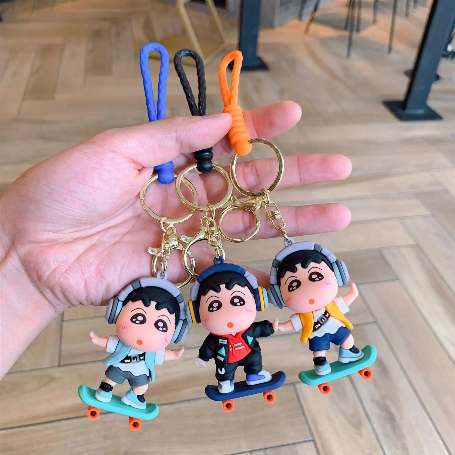 

Crayon Shin-chan Skateboard Headphone Figure Nohara Shinnosuke Figurine Charm Car Keychain Cartoon Couple Bag Charm Accessory