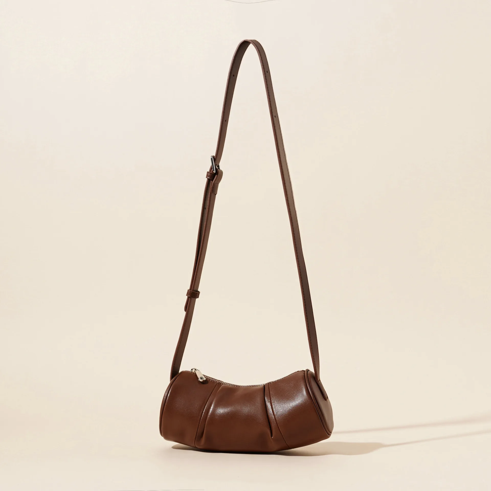 

Женская сумка через плечо, сумка с бамбуковыми элементами, оригинальный и лаконичный дизайн, цилиндрическая сумка из коровьей кожи, универсальная сумка для ношения под мышкой.