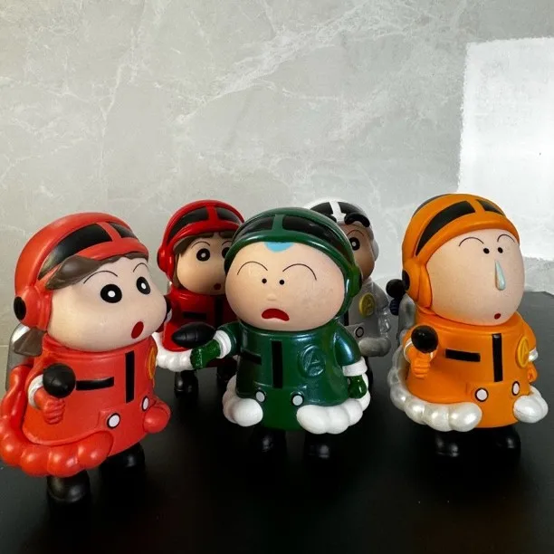 ฟิกเกอร์การ์ตูนชินจัง ชุดนักบินอวกาศ 6 ตัว/ชุด ของเล่นตกแต่งรถยนต์ ของสะสมสำหรับเด็กและแฟนคลับ