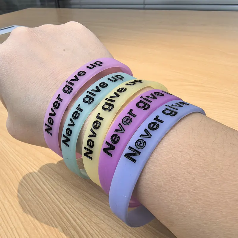 سوار معصم من السيليكون المتوهج في الظلام مع طباعة "لا تتخلى أبدًا" - سوار رياضي تحفيزي، مريح ومتين، متعدد C