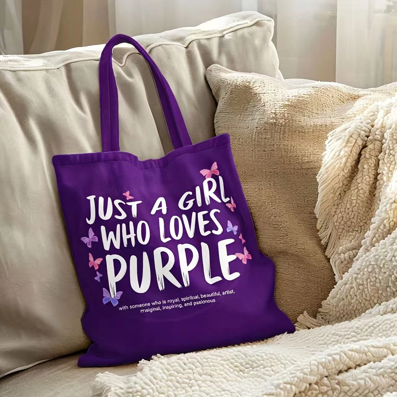 1 Stück Canvas-Einkaufstasche mit Schmetterlingsdruck – leichte, wiederverwendbare Umhängetasche mit inspirierendem Zitat „Just a Girl Who Loves Purple“. – Detail 6