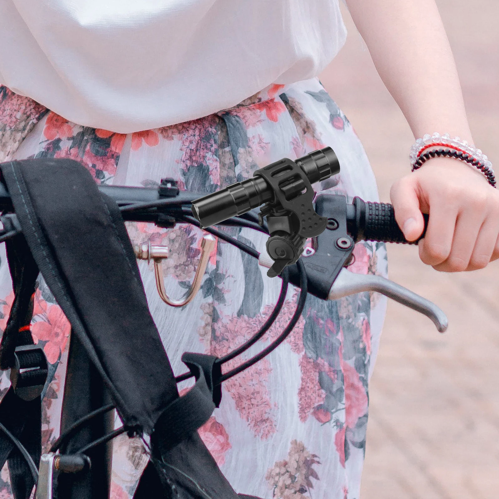 

Универсальное крепление для велосипедной фары, вращающийся держатель для фонарика, зажим, простая установка, безопасное приспособление для езды на горном велосипеде