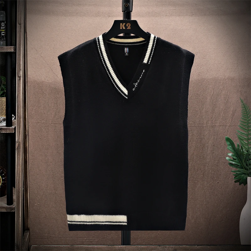 

Trendy men's V-neck sleeveless knit undershirt black and white color scheme classic fashion hem striped casual party