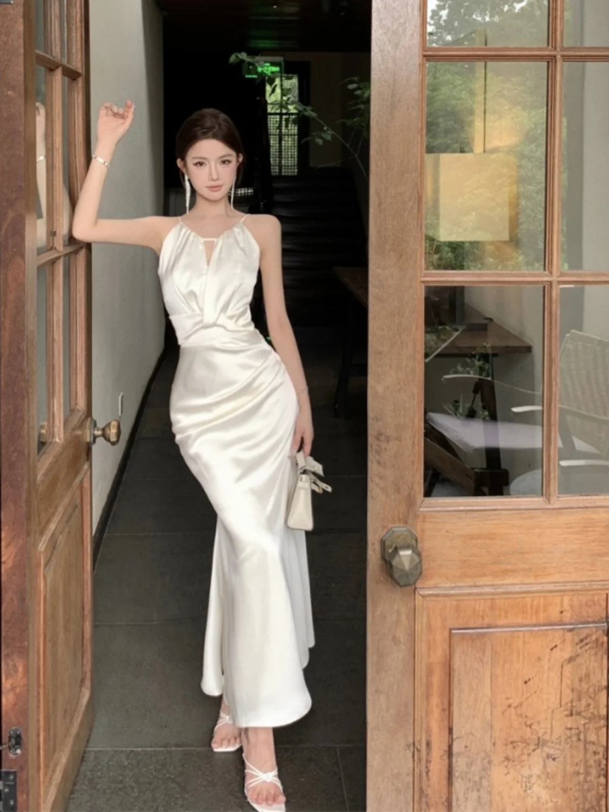 Vestido Longo de Cetim Sedoso com Alças Finas Branco Ele Formal Ocn Sensação Premium Feminino Elegante