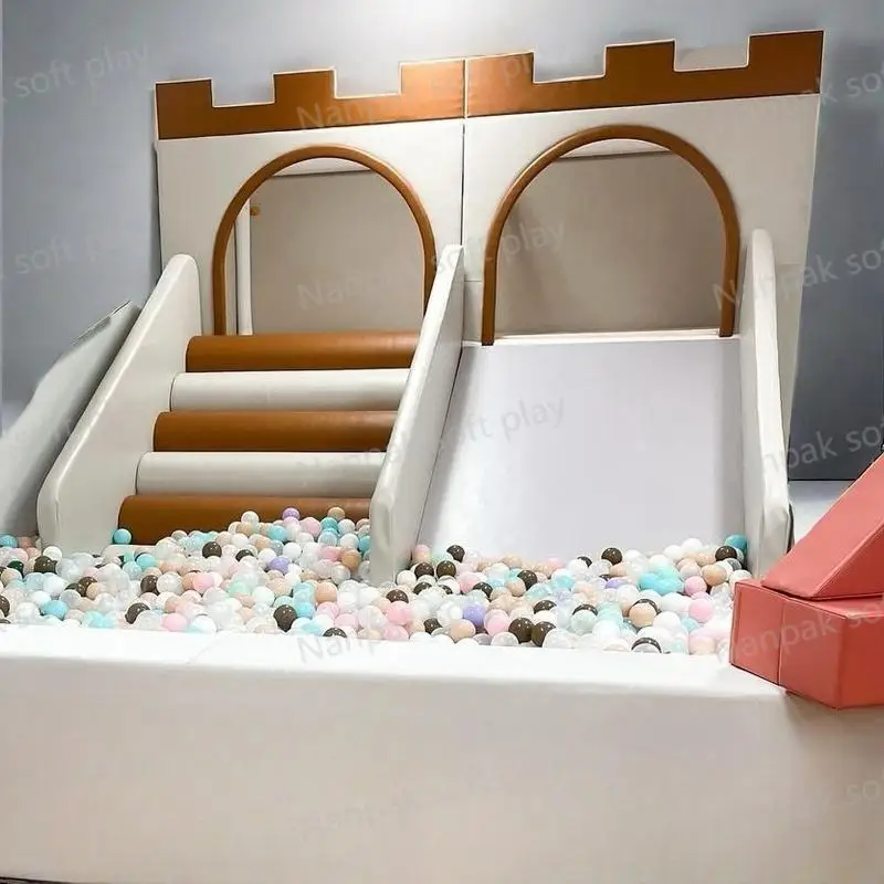 子供用の滑り台ピットとボールピットを備えたカスタムの柔らかい遊び場屋内および屋外のプレイルーム