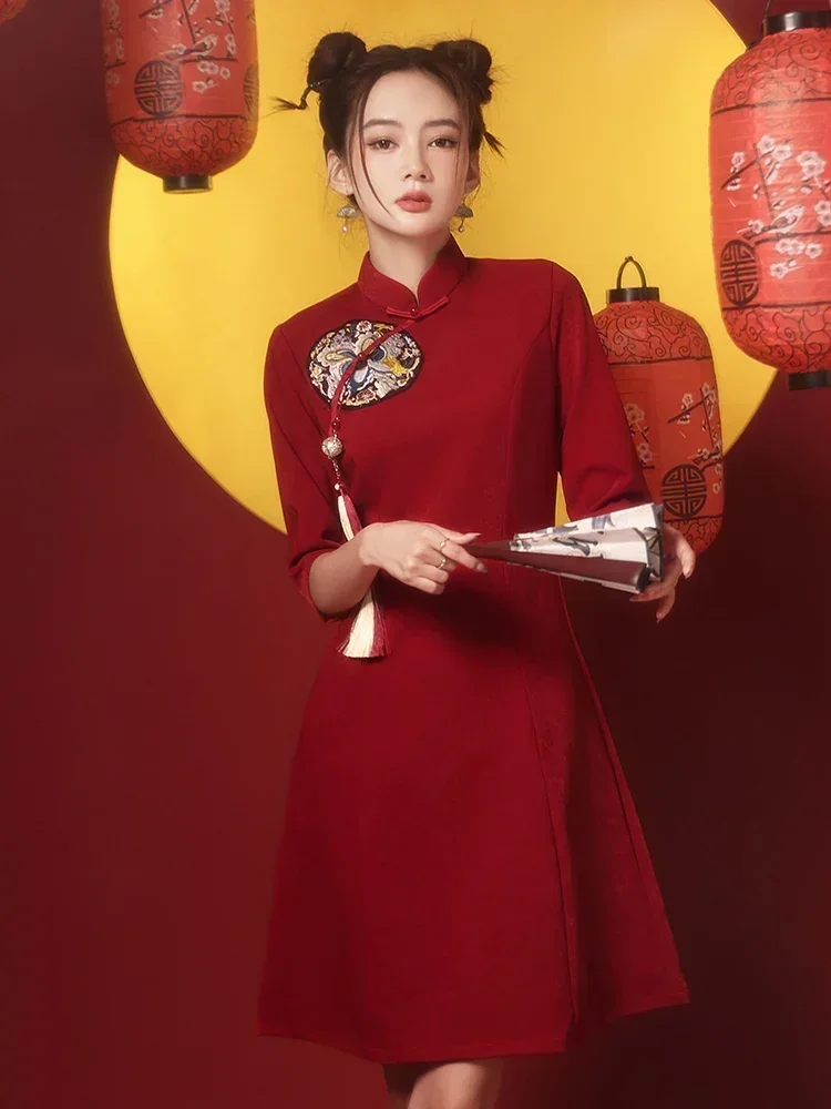 드레스 여성 레드 비 슬릿 신부 크로스 바디 치파오 SummerSmall 복고풍 중국 꽃 그룹 수 놓은 짧은 가을, 겨울