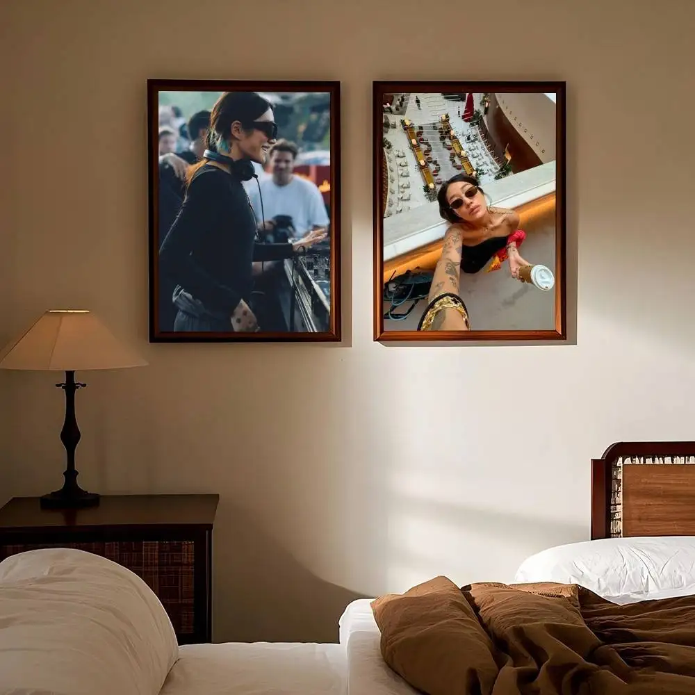 1 قطعة Peggy Gou ملصق فني ذاتي اللصق مقاوم للماء ورقة ملصق مقهى بار غرفة جدار ديكور #5