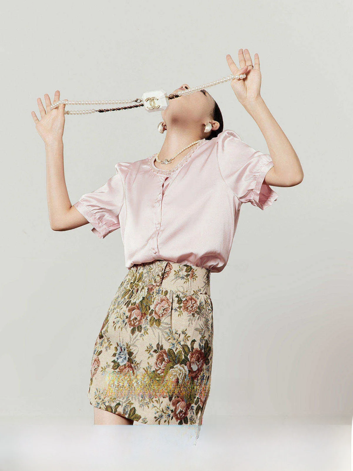 

Новинка 2025: Женская блузка с воротником-стойкой и коротким рукавом, дизайн «Нежный Ветер», розовая, повседневная, стандартный крой