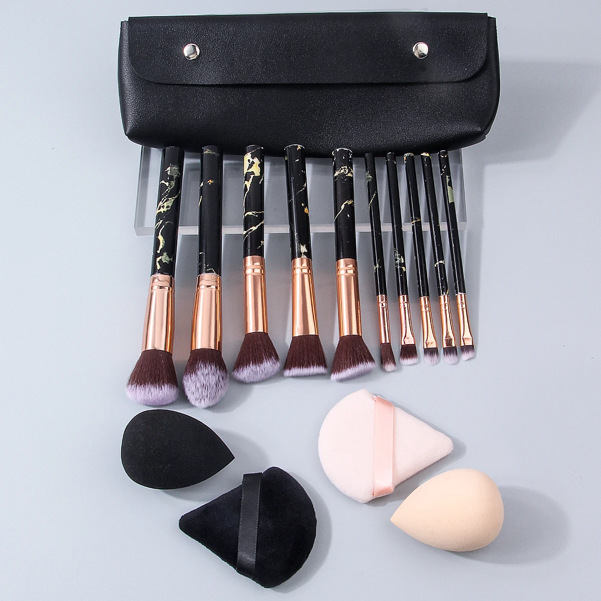 10 Stück schwarzer Marmormuster-Gesichts-Make-up-Pinsel + 4 Stück weicher Make-up-Schwamm-Puderquaste + 1 Stück Aufbewahrungstasche mit großer Kapazität
