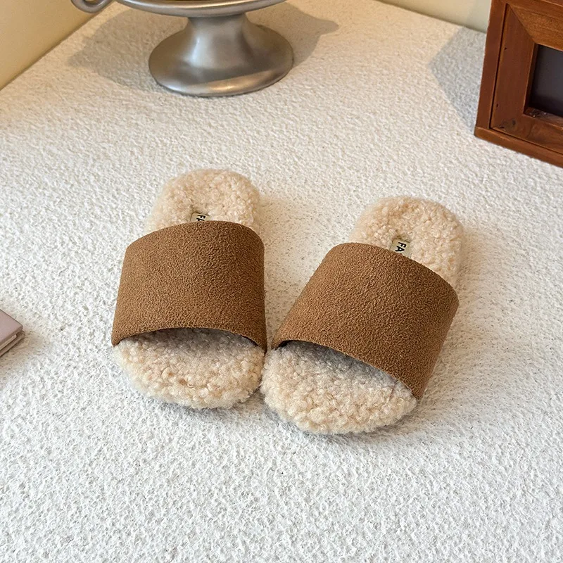 รองเท้าแตะผู้หญิงแบบสวม พื้นนิ่ม หนังกลับ รุ่น 2025 รองเท้าแตะในบ้าน ผ้าฝ้าย นุ่มฟู ทันสมัย