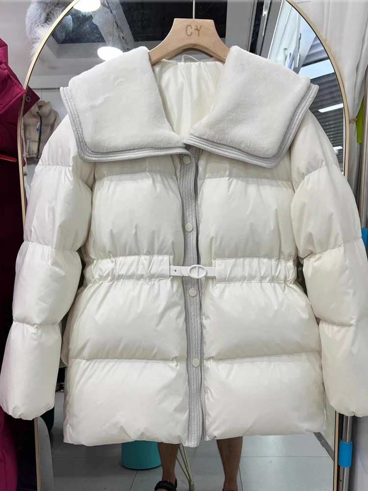 Cappotto ispessito slim-fit con cintura di media lunghezza di alta qualità 2025 da donna Nuovo inverno elegante piumino d'anatra bianco di nuova moda