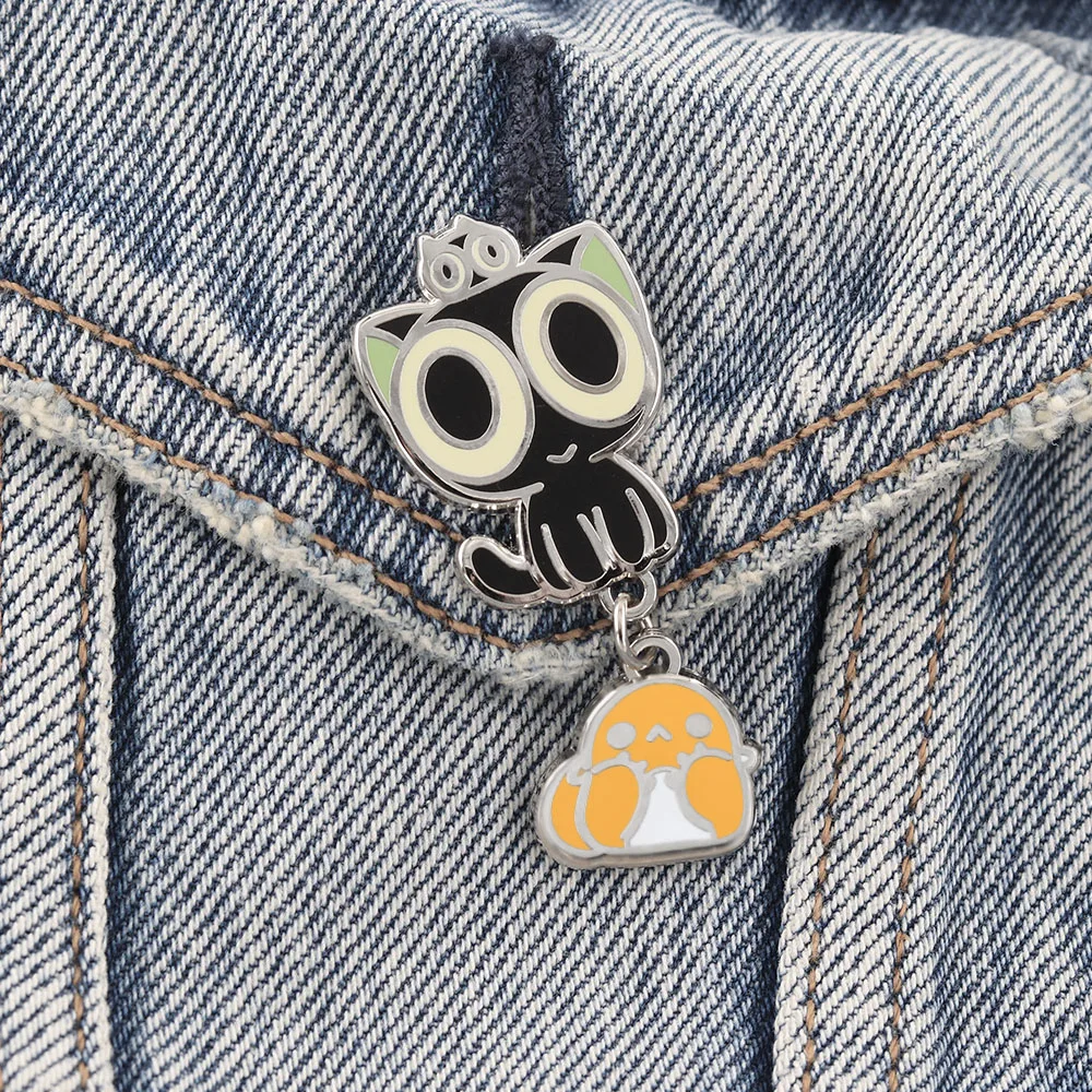 Niedliche Luo Xiaohei BiDiu Emaille-Pin, Schwarze Katze und Gelbes Küken Brosche, Cartoon-Anime-Charakter-Abzeichen für Rucksäcke, Kleidung, Geschenk für Fans – Detail 9
