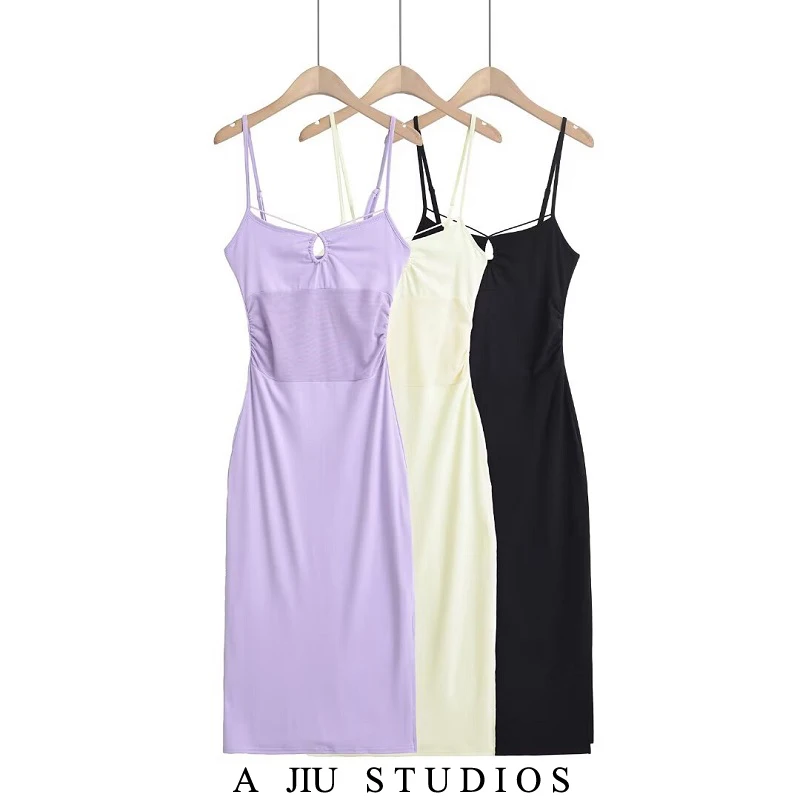 فستان نسائي طويل بدون أكمام بتصميم جذاب ومثير، مصنوع من قماش شبكي مفرغ مع تفصيلات مشبكة، يوفر طبقة أساسية نحيفة وقابلة للتعدي...