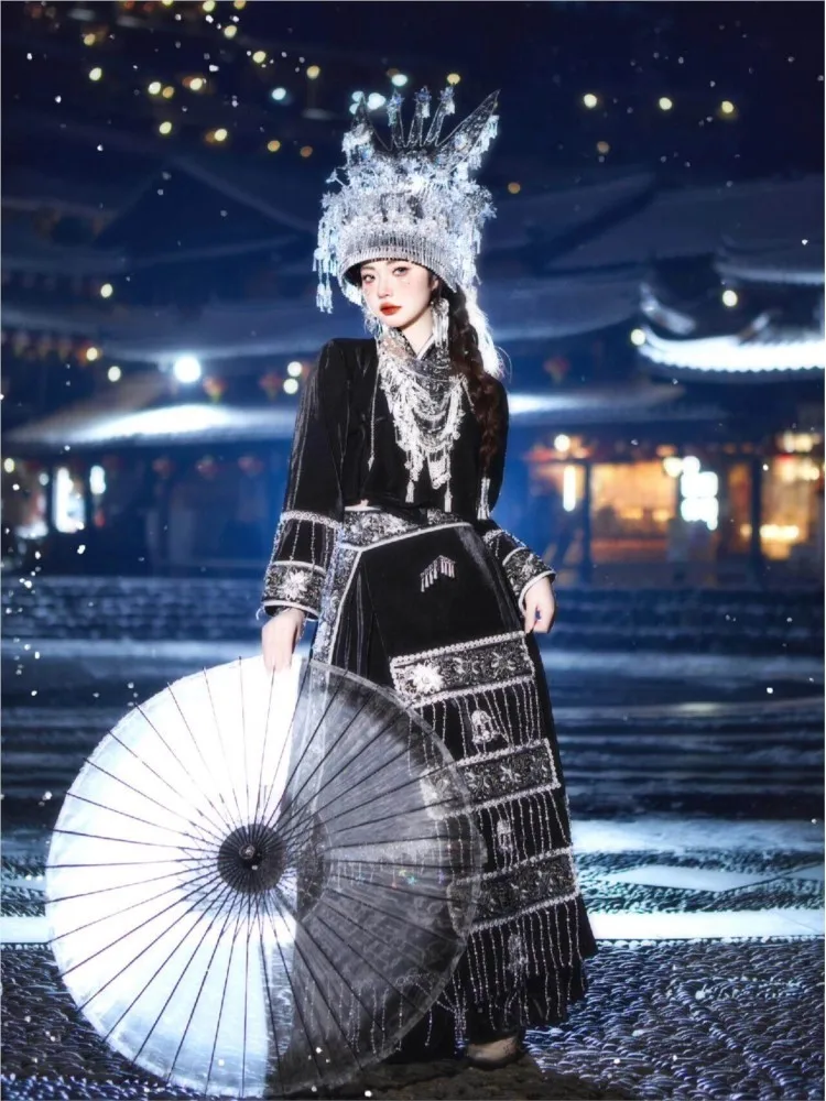 New sets of clothing for ethnic travel photography in foreign lands