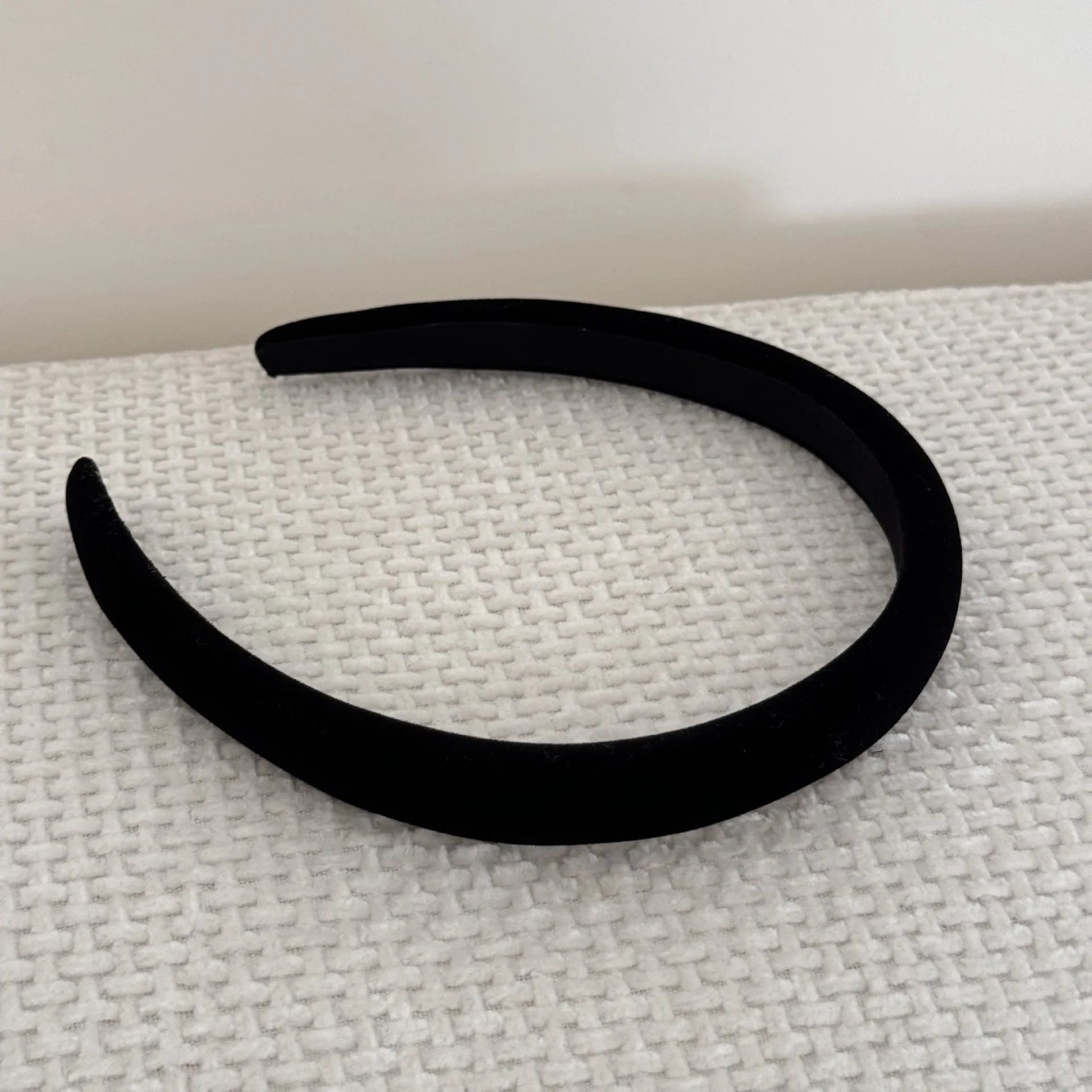 Neue Damen-Stirnbänder aus Samt und Satin, schicke, einfarbige, dünne Haarbänder, passend für verschiedene Anlässe, elegante Haarreifen, rutschfest, bequem, 1 Stück – Detail 15