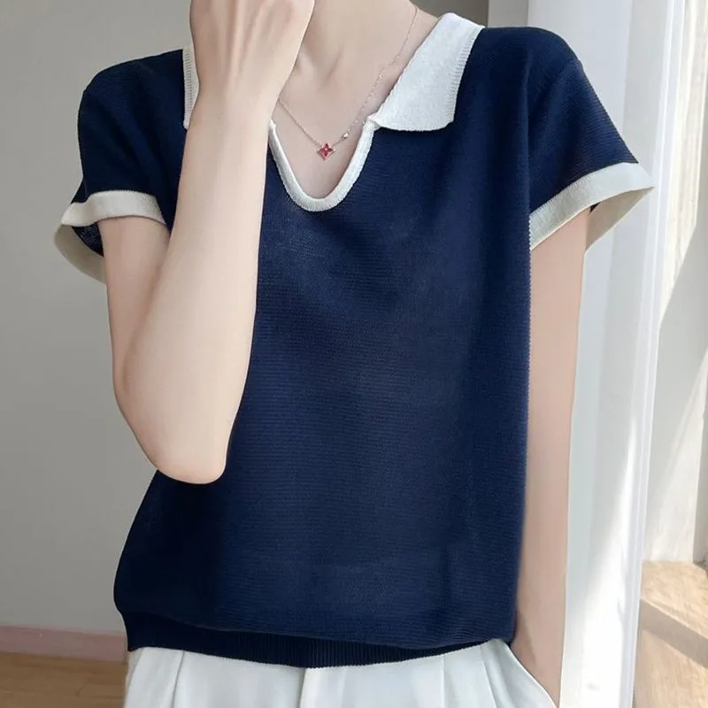 بلوزات أنيقة بأكمام قصيرة ورقبة على شكل حرف v مناسبة تمامًا ملابس نسائية لصيف 2025 قطع علوية كورية فضفاضة جديدة قمصان مكتب للسيدات