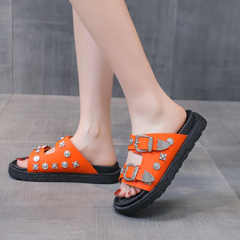 Platform slippers 2024 summer new wear metal buckle rivet casual sandals open toe one word beach ins cool style shoes