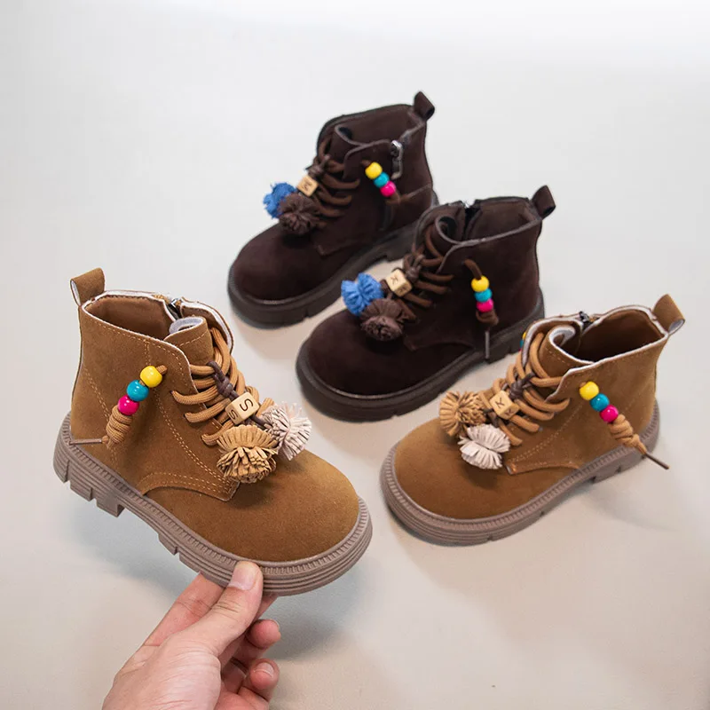 

Детские термосапоги для девочек, новинка 2023 года, осенние детские сапоги с дышащей подкладкой и милыми шариками с кисточками, шикарные ретро-сапоги для рождественской вечеринки