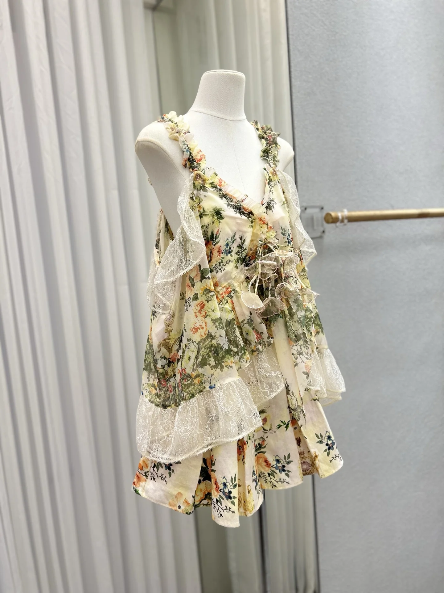 เสื้อผู้หญิงผ้าไหมแท้ 100% ลายดอกไม้ ปักลายลูกไม้ ตัดต่อผ้า แขนบานเปิดไหล่ สไตล์หรูหรา