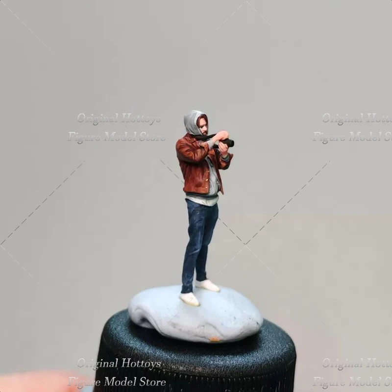 1/64 Scale Male Soldier Outdoor Photographer Mini Painting Sculpture Full Set About 2.7cm Action Figure Model Doll Collection