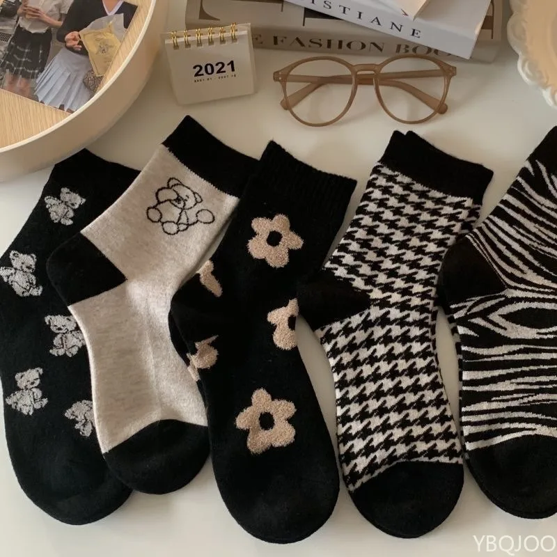 5-Paar modische, vielseitige Blumendrucke für Damen, atmungsaktiv, weich, bequem, lässig, Socken für Damen, niedlicher kleiner Bär, mittlere Wadensocken