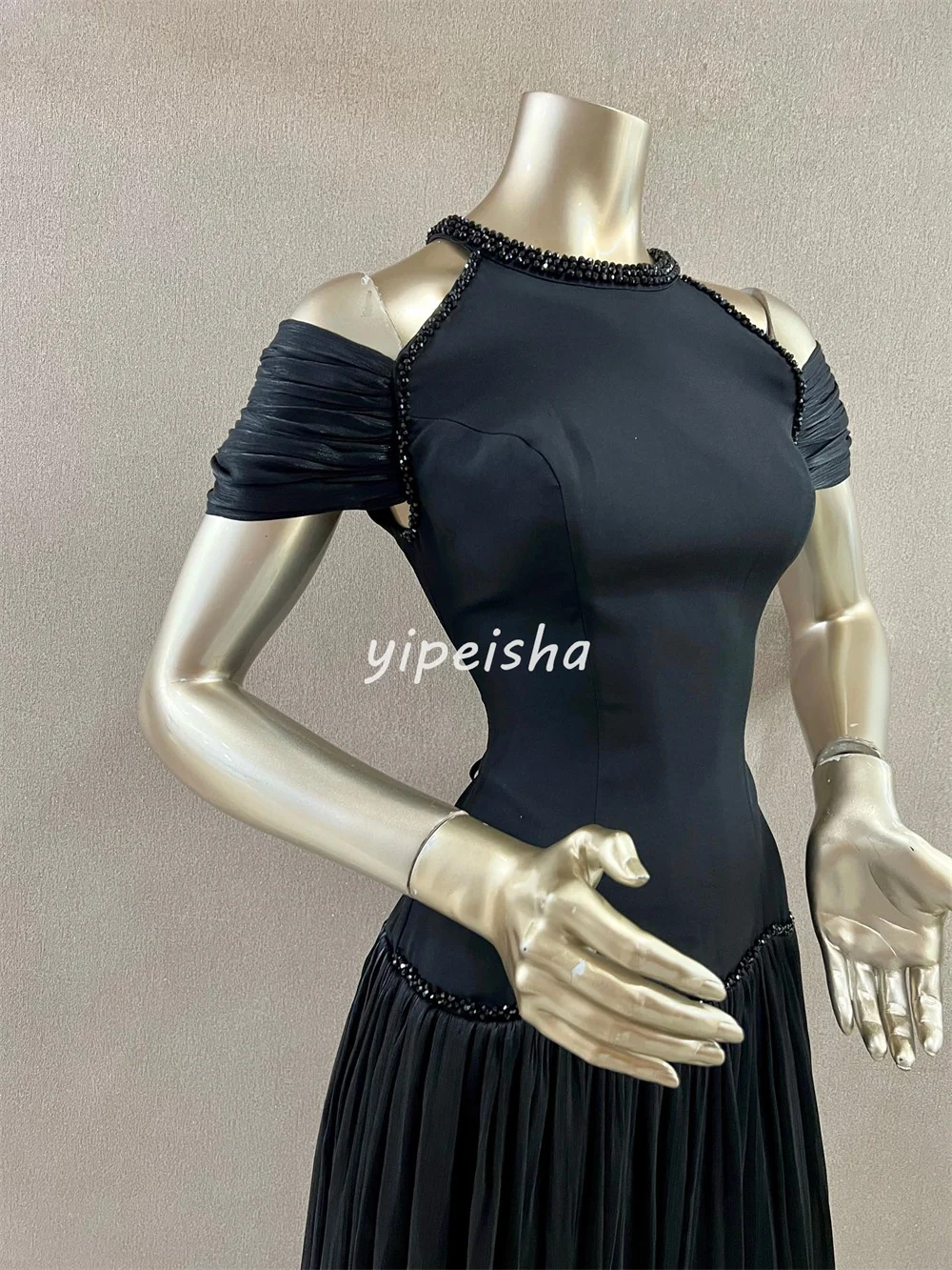 Abiti lunghi personalizzati di alta qualità classici in chiffon con perline increspate e scollo rotondo, abiti da cerimonia su misura, taglie disponibili