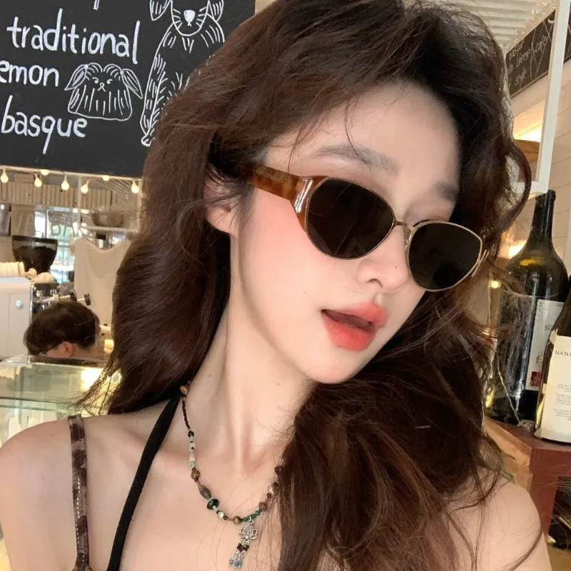 Modische Retro-Sonnenbrille für Damen und Herren, Luxusmarken-Designer Vintage-Sonnenbrille für Frauen mit Ozean-Gläsern