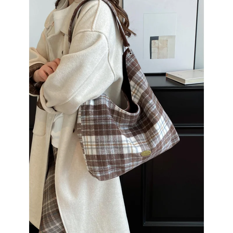 

Autumn and winter large-capacity high-end commuter underarm bag for women2025New plaid woolen anti-pilling single-shoulder doubl