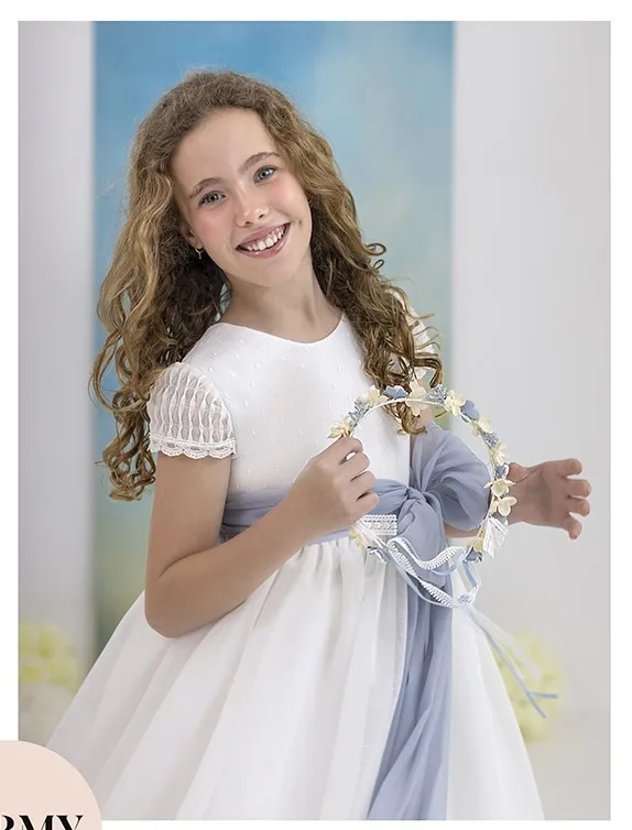 robe-de-communion-sur-mesure-en-organza-raye-couleur-naturelle-elegante-et-gracieuse-col-en-v-ondule-associe-a-un-tulle-vert