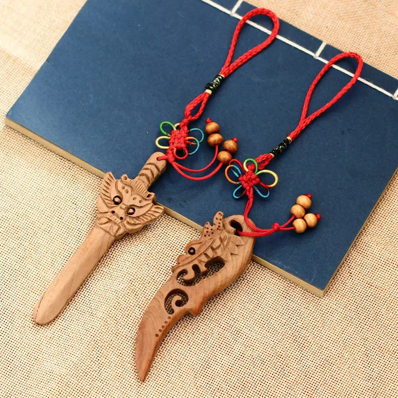 ciondolo-a-forma-di-spada-in-legno-di-prugna-ornamento-decorativo-da-appendere-per-la-cameretta-dei-bambini-coltello-portatile-in-feltro-con-testa-di-drago-piccola-spada-in-legno-di-prugna