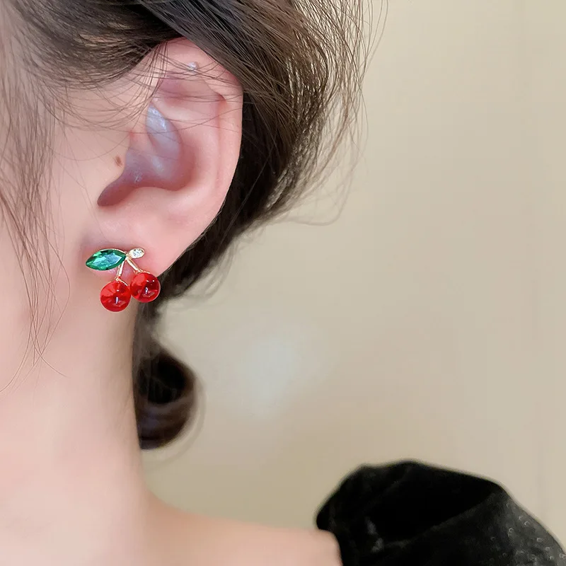 Neue Niedliche Rote Kirsch-Ohrstecker aus Harz für Frauen Süße Glänzende Zirkonia-Ohrstecker Schmuck für Dates und Feiertage K – Detail 6