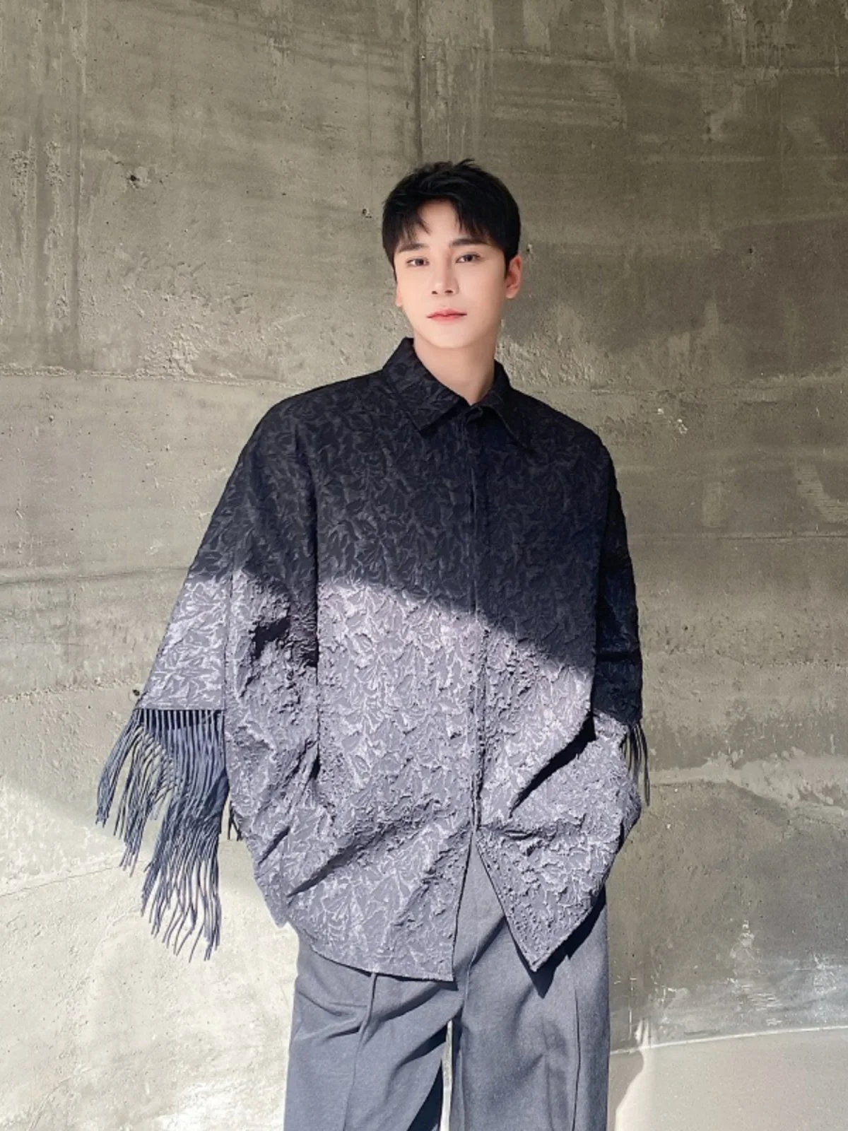 Camicia Lunga e Larga da Uomo con Design Floreale Ricamato, Colletto Rovesciato, Stile Casual, Nuovi Arrivi Primavera