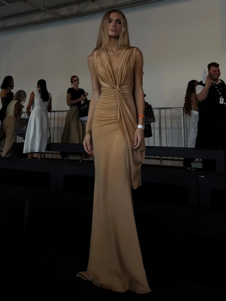 Sukienka Sisterlinda z marszczeniami na plecach, seksowna, damska, głęboki dekolt w serek, bez rękawów, rozkloszowana, z wstążką, elegancka, brzoskwiniowa, podkreślająca biodra, na studniówkę, elastyczna, obcisła.