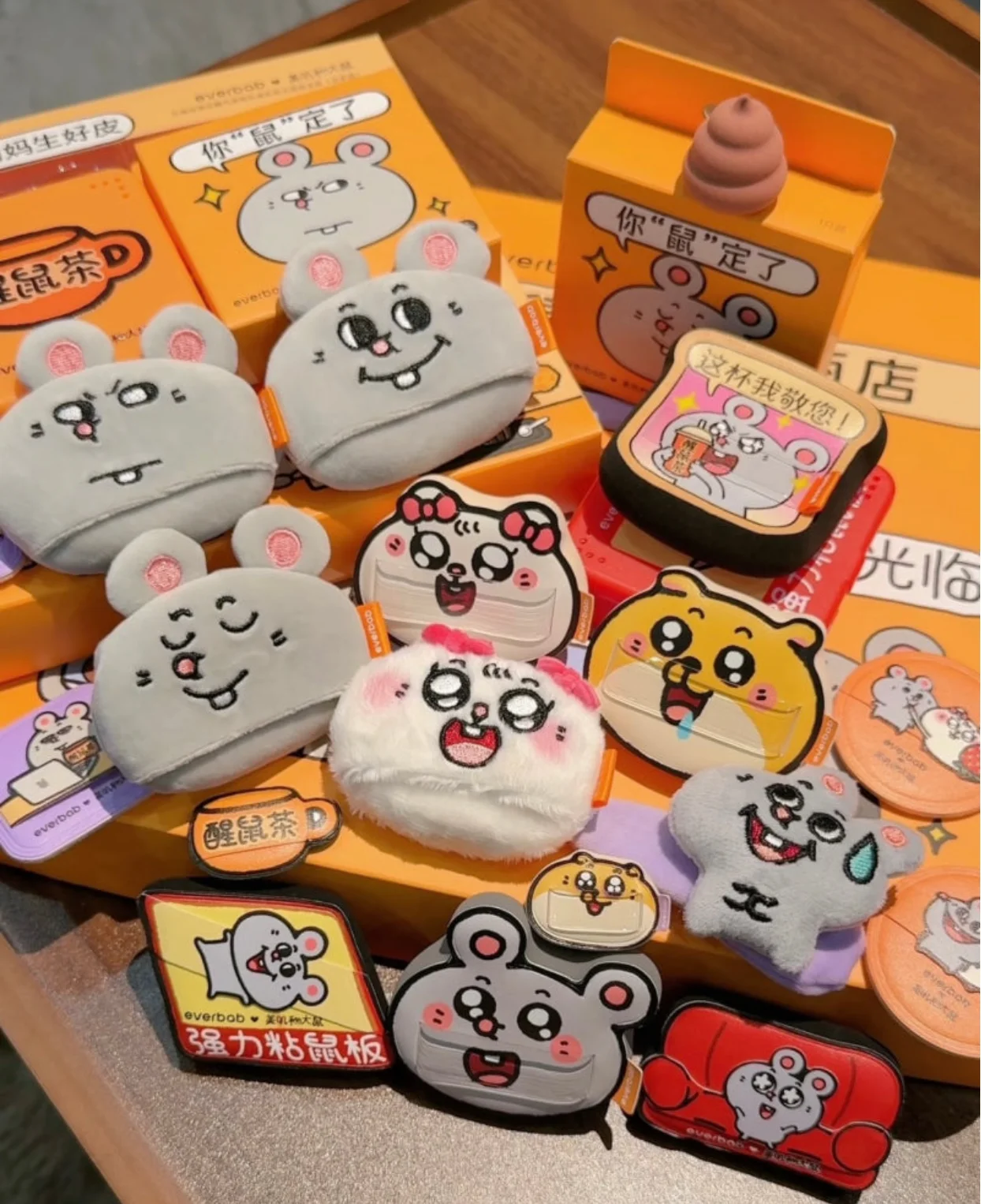 Puszysty pędzelek do makijażu Everbab Mouse Play Rubycell, gąbka typu marshmallow, uroczy, do stosowania na sucho i na mokro, do pudru / podkładu, narzędzia do makijażu.