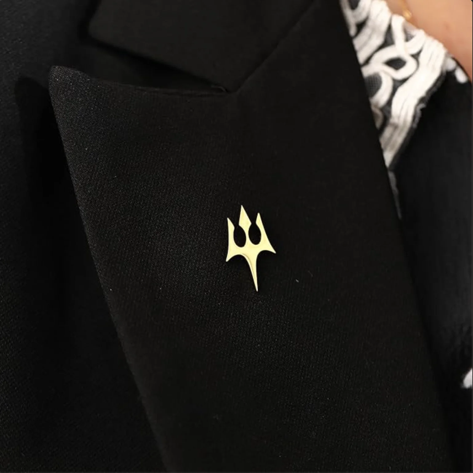 

Gold-plated Trident stainless steel brooch Men's shirt badge lapel pin clip