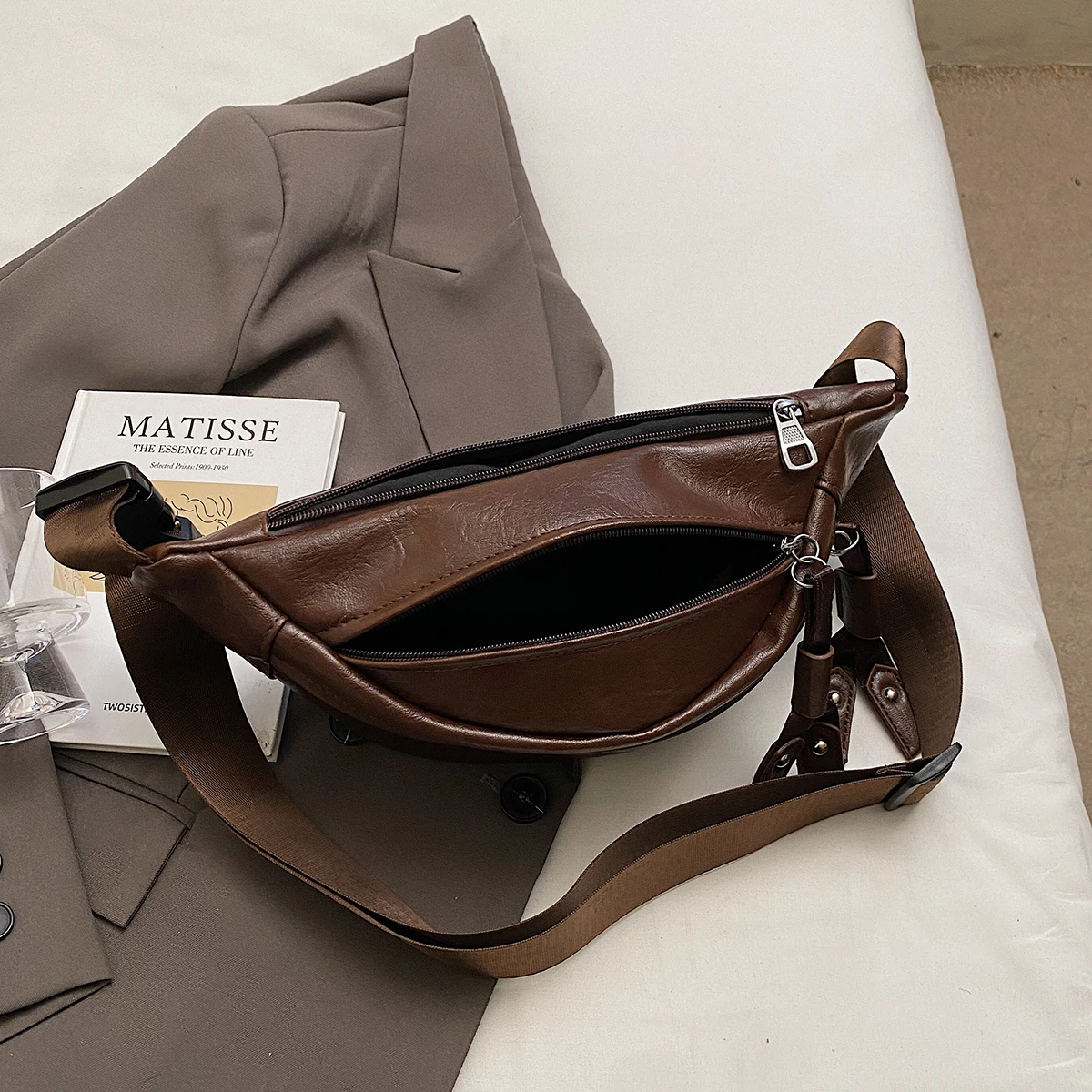 حقيبة صدر كلاسيكية كلاسيكية من البولي يوريثان للنساء مبطنة بسعة كبيرة وحزام قابل للتعديل ولمسة نهائية لامعة للتسوق أثناء التنقل