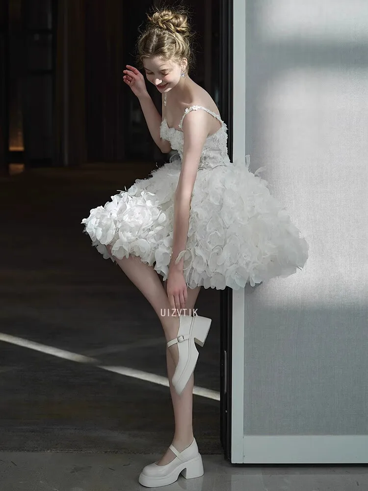 Mini vestidos de novia blancos con tirantes finos, flores 3D, sin espalda, fotos nupciales, vestido para sesión de fotos, nuevos vestidos cortos sexis de fiesta de noche 2025