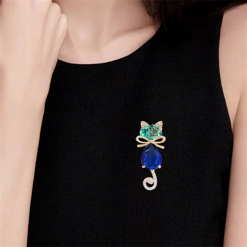 Korean Rhinestone Cat Brooches For Women Bow Animal Brooch Pins Fashion Crystal Corsage Everyday Accessories Party Jewelry Gift