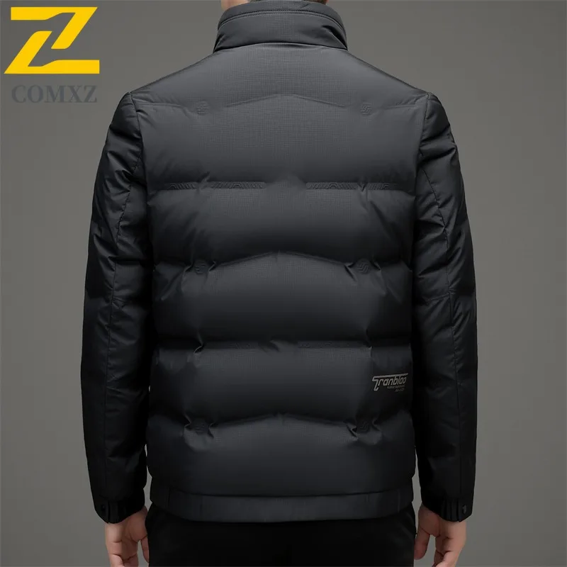 COMXZ 2025 アーバン通勤ダウンジャケット メンズ スタンドカラー 軽量デザインジャケット オフィス ストリートウェア 冬 旅行コートウェア