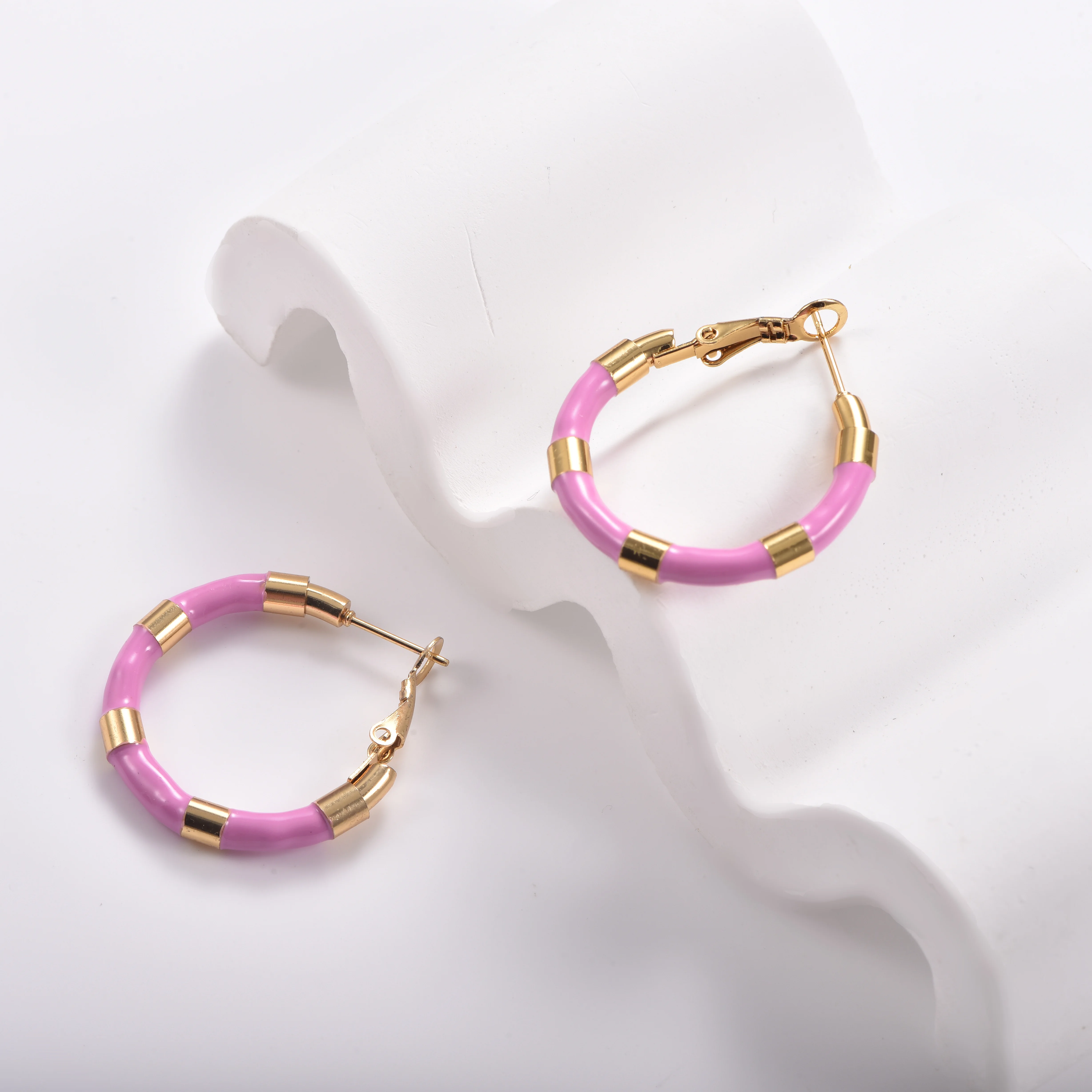 Bunte Emaille-Bambus-Creolen für Frauen, 18K vergoldete Edelstahl-Ohrringe, Dopamin-Farbblock-Kreis-Ohrschmuck – Detail 4