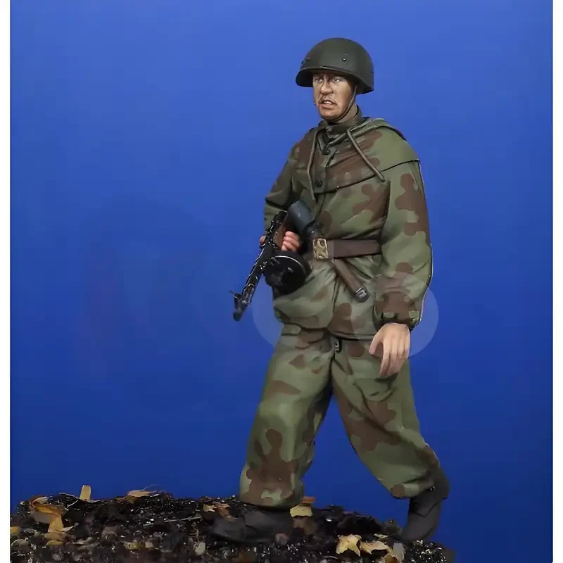 1/35 Resin Soldier Model World War II Soviet Soldiers Carrying War Criminals (Three People) GK White Model Handmade