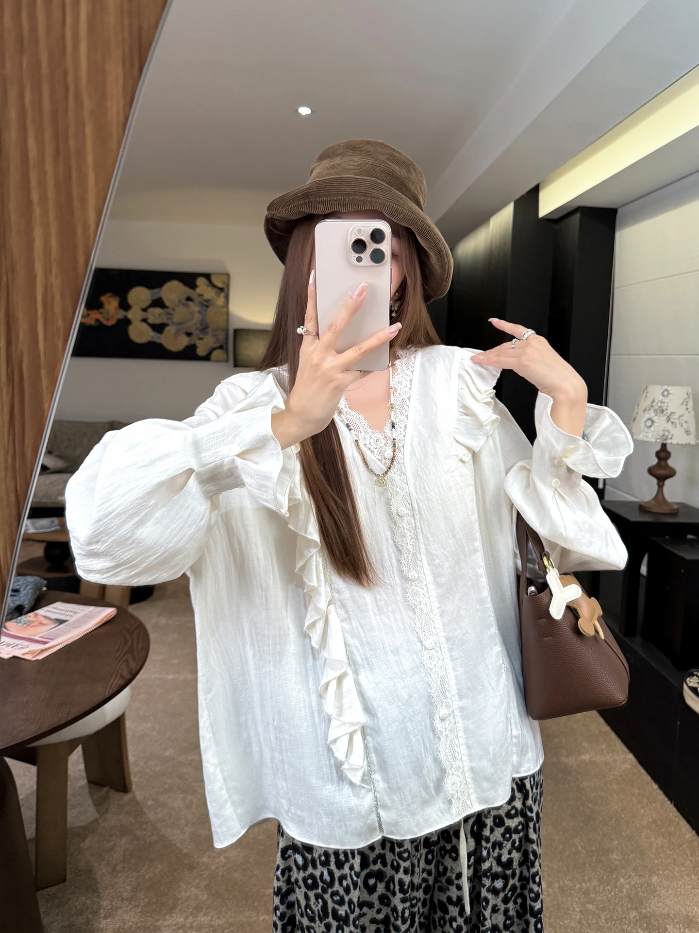

White Lace Trimmed Acetate Lyocell Blouse by Zhang ei Lazy but aped Korean Sle Long Sve V-Ne Button-Up Women's Top