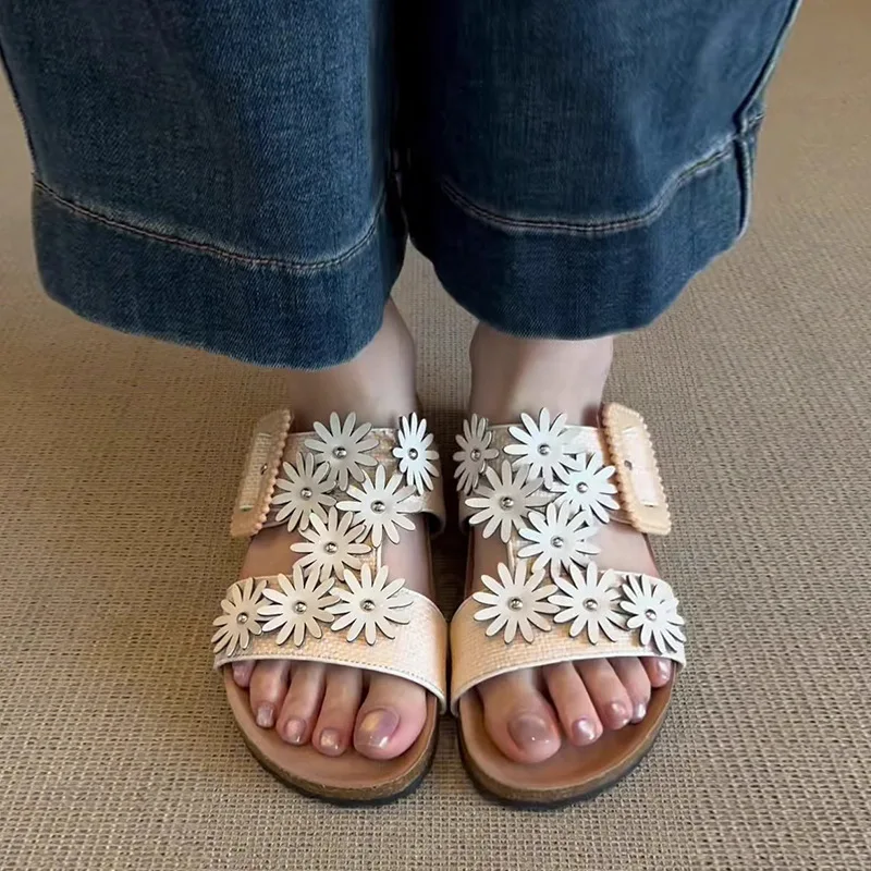 Unique Square Buckle Design Flat Slippers Women Fashion Rivet Flower Decoration Slide Sandals Summer Sexy Open Toe Beach Sandals