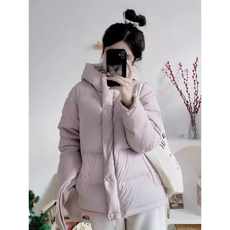 เสื้อแจ็คเก็ตบุผ้าฝ้ายสำหรับเด็กผู้หญิง แบบหนา สำหรับฤดูใบไม้ร่วงและฤดูหนาว  แบบมีฮู้ด สไตล์เกาหลี  แบบสั้น  สำหรับนักเรียนหญิง  เสื้อแจ็คเก็ตพัฟเฟอร์  ให้ความอบอุ่น