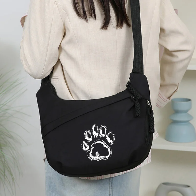Schwarze Umhängetasche mit weißem Pfotenmuster, große, mehrschichtige Schultertasche mit Kordel-Dekor, Damenhandtasche mit Reißverschluss für den täglichen Gebrauch. – Detail 5