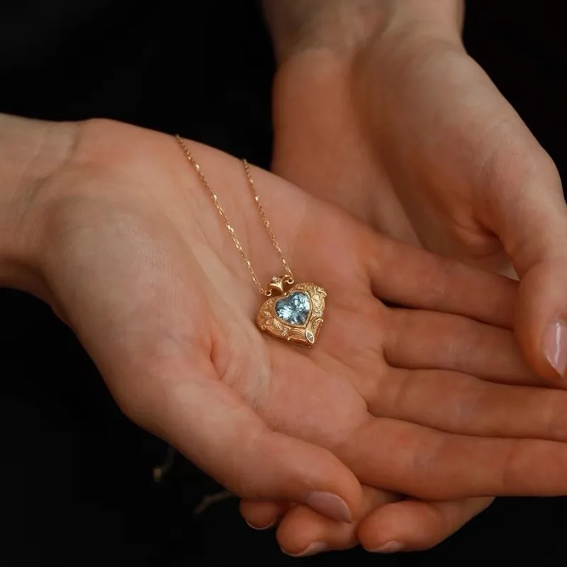 Vintage Gold Textured Heart Pendant Necklace With Blue Crystal Stone Dainty Chain Romantic Women For Her Aesthetic Jewelry